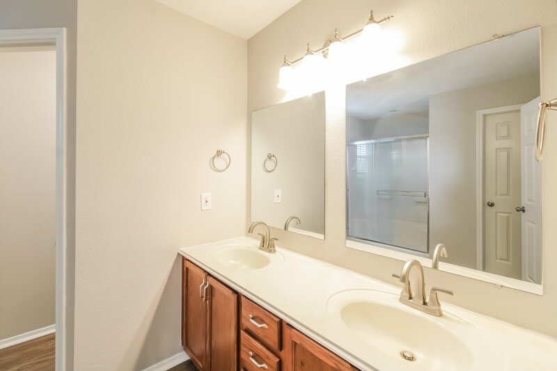 1,990/Mo, 2715 Feather Green Trl Fresno, TX 77545 Main Bathroom View