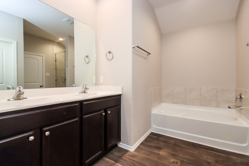 1,840/Mo, 18378 Timbermill Ln New Caney, TX 77357 Main Bathroom View