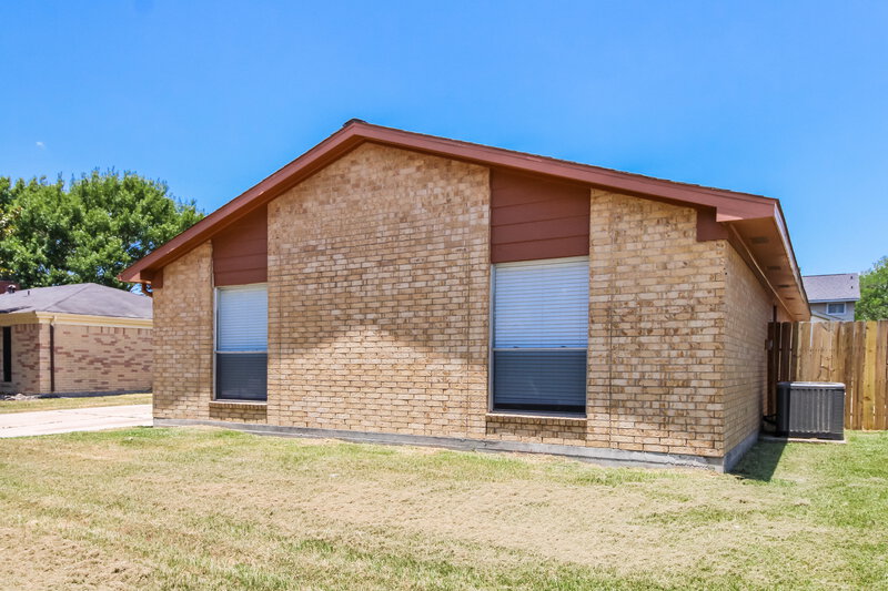 1,945/Mo, 2814 Ashington Dr Houston, TX 77067 Front View