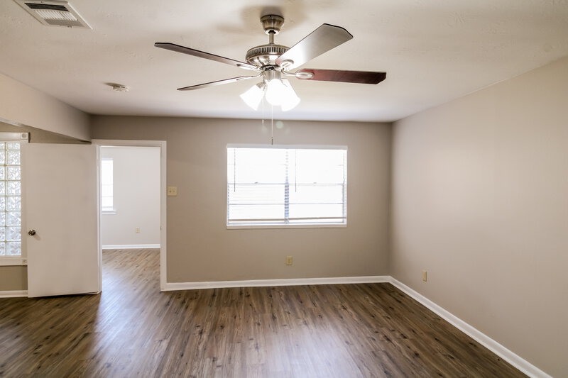 1,945/Mo, 2814 Ashington Dr Houston, TX 77067 Living Room View 2