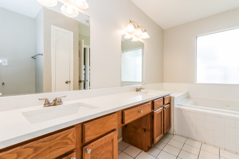 2,270/Mo, 16415 Hidden Gate Ct Sugar Land, TX 77498 Main Bathroom View 2