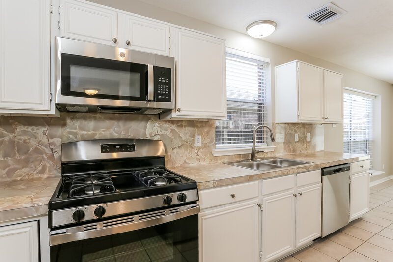 2,475/Mo, 4419 Ireland Ln Pasadena, TX 77505 Kitchen View 2