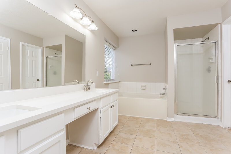 2,475/Mo, 4419 Ireland Ln Pasadena, TX 77505 Main Bathroom View