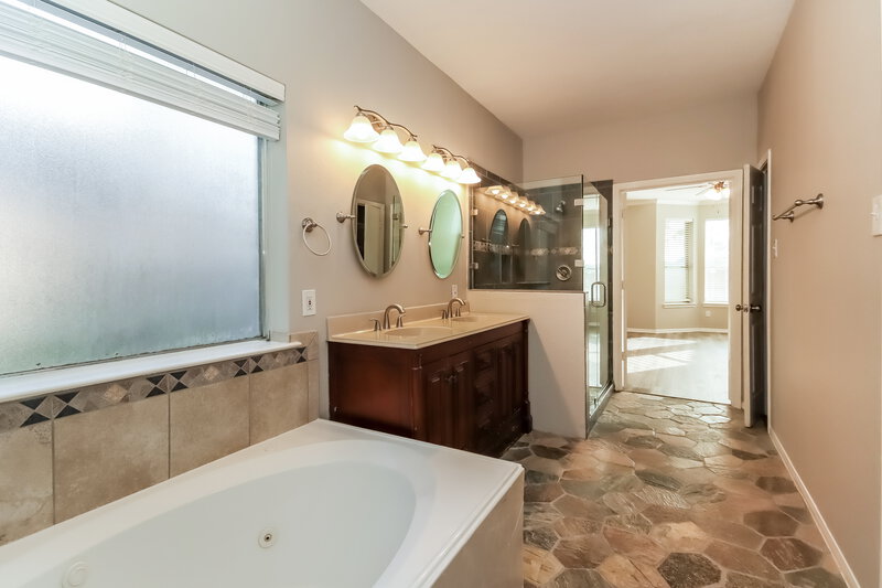 2,915/Mo, 1236 Deer Ridge Dr League City, TX 77573 Main Bathroom View 2
