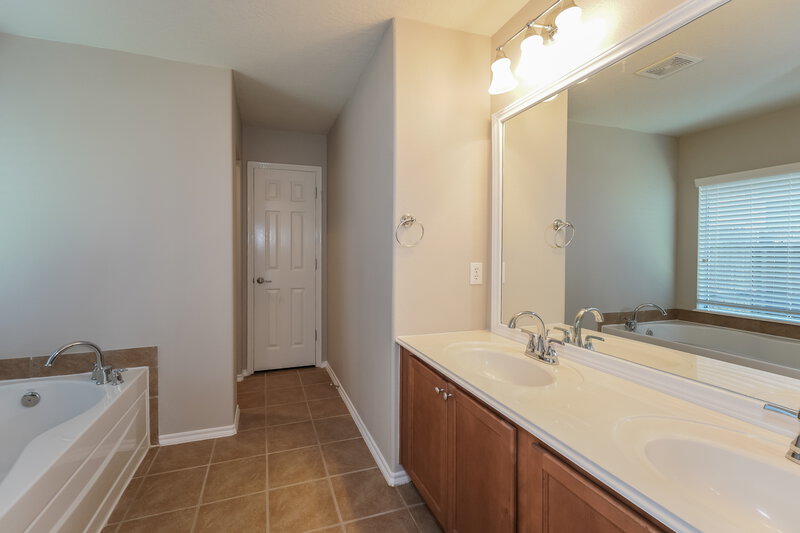 2,565/Mo, 6011 Sweetspire Rdg Richmond, TX 77407 Main Bathroom View