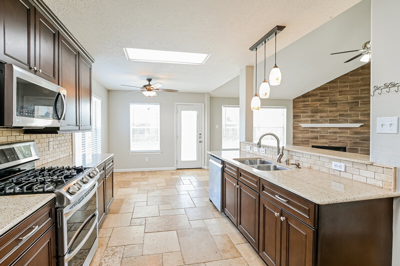 2,500/Mo, 3240 Rippling Falls Ln Dickinson, TX 77539 Kitchen View 2