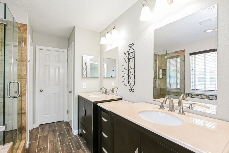 2,500/Mo, 3240 Rippling Falls Ln Dickinson, TX 77539 Main Bathroom View
