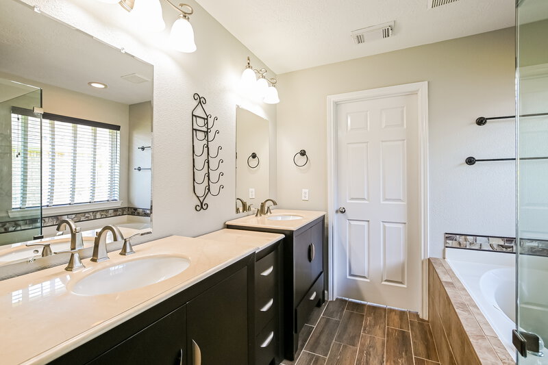 2,500/Mo, 3240 Rippling Falls Ln Dickinson, TX 77539 Main Bathroom View 2