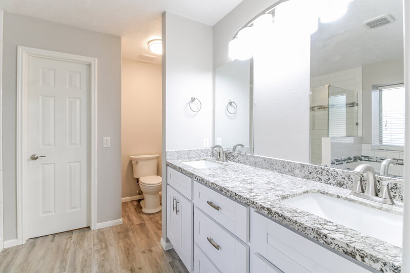 2,685/Mo, 9342 Wichita Dr La Porte, TX 77571 Main Bathroom View