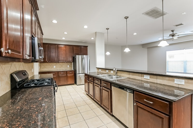 2,535/Mo, 2403 Lacyberry St Houston, TX 77080 Kitchen View