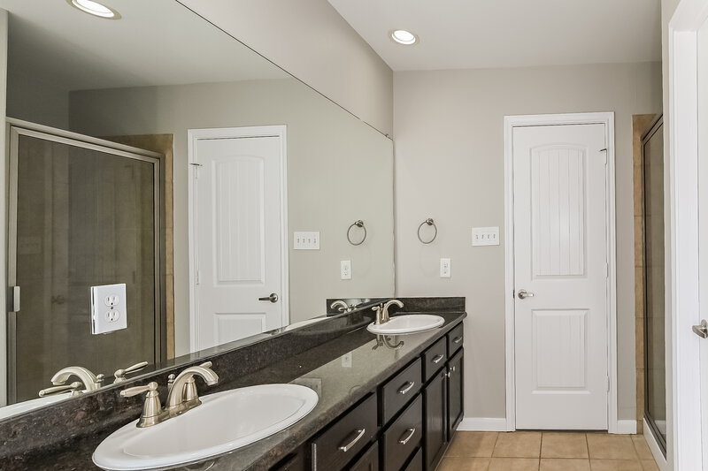 2,535/Mo, 2403 Lacyberry St Houston, TX 77080 Main Bathroom View