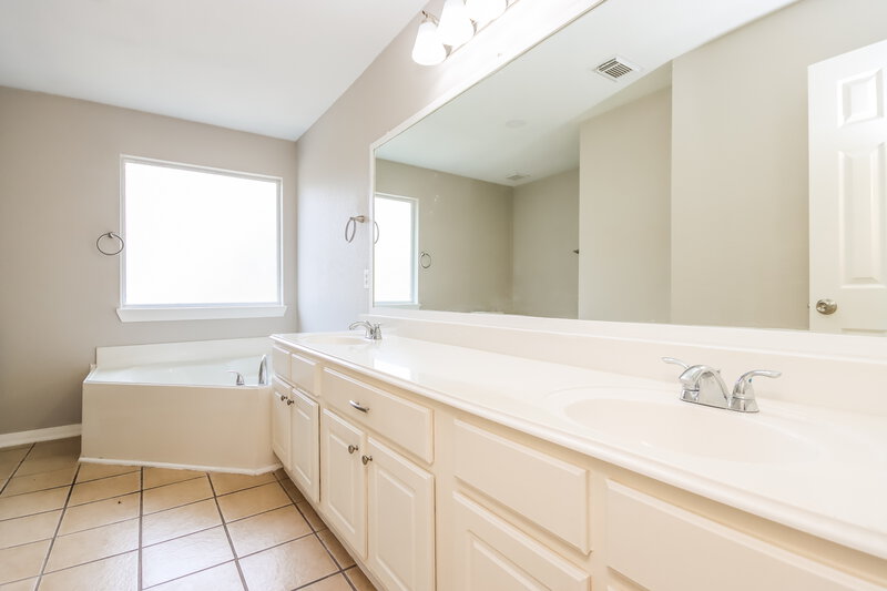 1,805/Mo, 16385 Ryan Guinn Way Conroe, TX 77303 Main Bathroom View