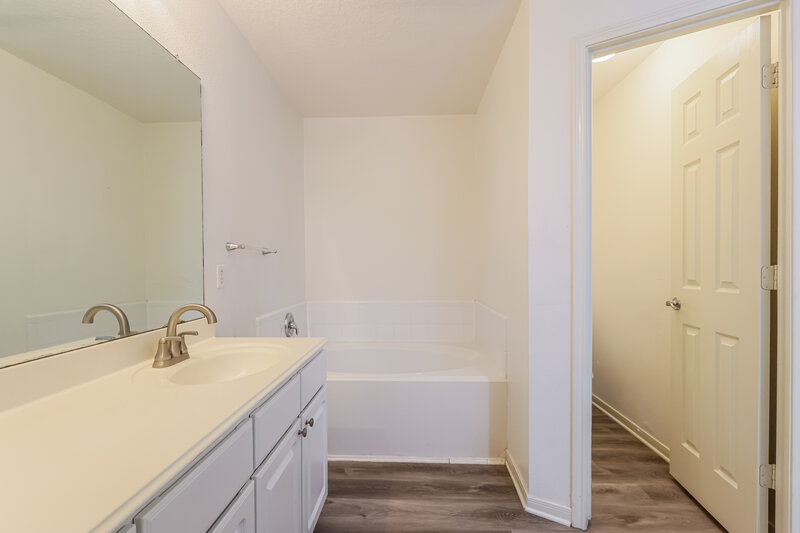 1,740/Mo, 16924 Tableland Trl Conroe, TX 77385 Main Bathroom View 2