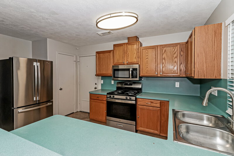 1,980/Mo, 19814 Waterflower Dr Tomball, TX 77375 Kitchen View 2