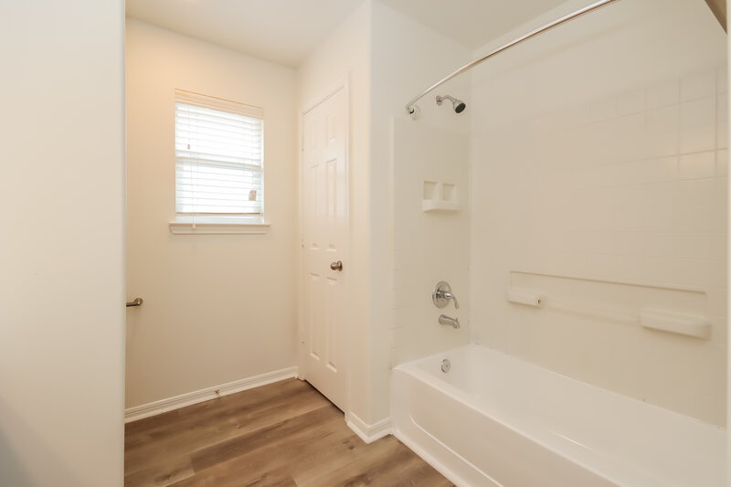 1,915/Mo, 6305 Mountain Pines Ln Katy, TX 77449 Main Bathroom View 2