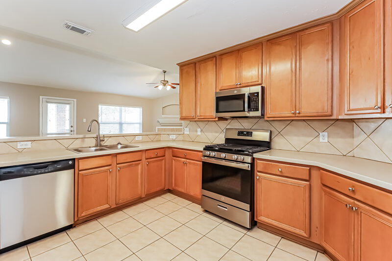 2,250/Mo, 7510 Braeberry Ct Richmond, TX 77407 Kitchen View 2