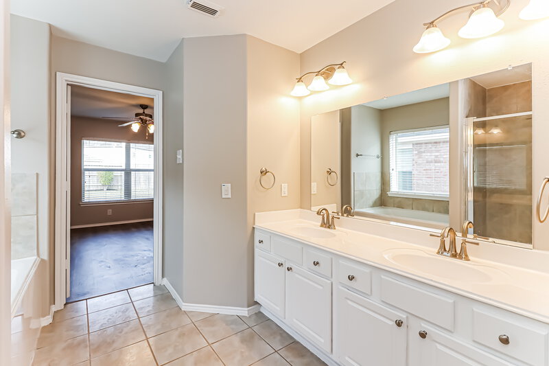 2,250/Mo, 7510 Braeberry Ct Richmond, TX 77407 Main Bathroom View 2