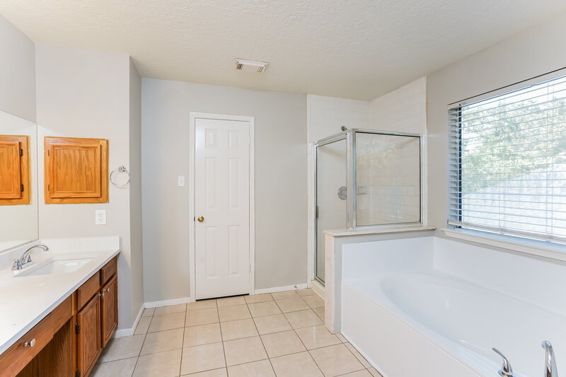 2,330/Mo, 801 Wisdom Dr Deer Park, TX 77536 Main Bathroom View