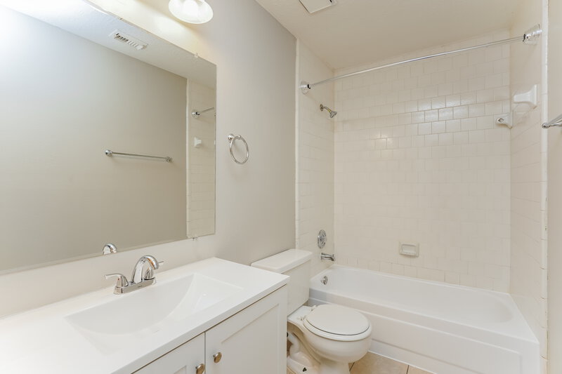 2,330/Mo, 801 Wisdom Dr Deer Park, TX 77536 Bathroom View