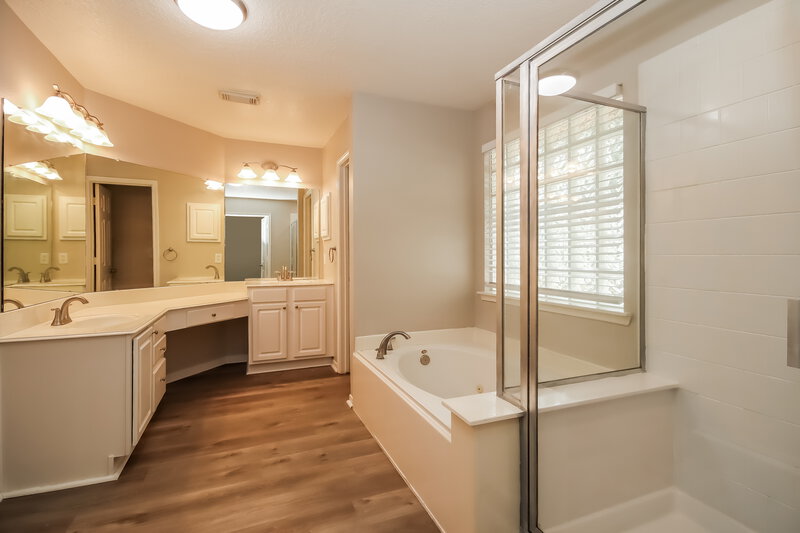 2,925/Mo, 19322 Oak Station Dr Humble, TX 77346 Main Bathroom View