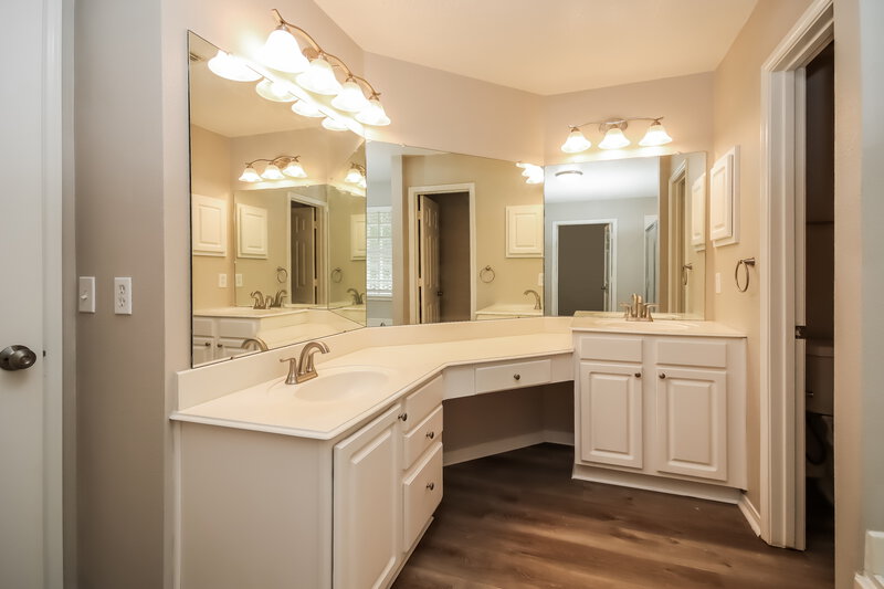 2,925/Mo, 19322 Oak Station Dr Humble, TX 77346 Main Bathroom View 2