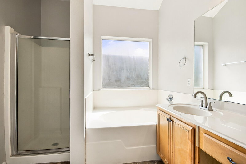 1,790/Mo, 11927 Belle Ct Pinehurst, TX 77362 Primary Bathroom View