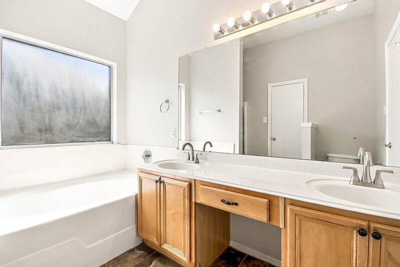 1,790/Mo, 11927 Belle Ct Pinehurst, TX 77362 Primary Bathroom View 2
