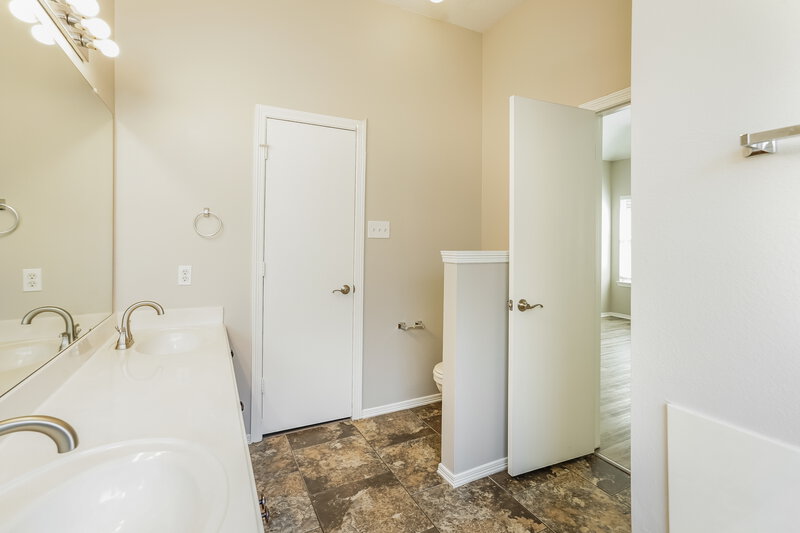 1,880/Mo, 11927 Belle Ct Pinehurst, TX 77362 Main Bathroom View