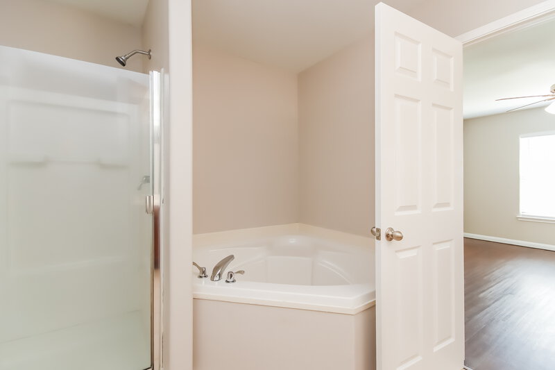 1,875/Mo, 12127 Clara Ln Pinehurst, TX 77362 Main Bathroom View 2