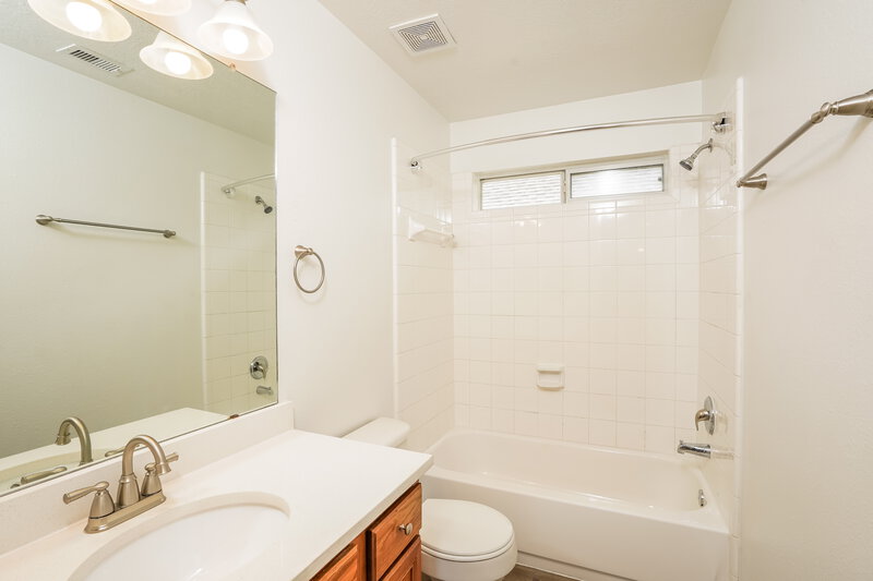 2,495/Mo, 4803 Chase Stone Dr Bacliff, TX 77518 Bathroom View