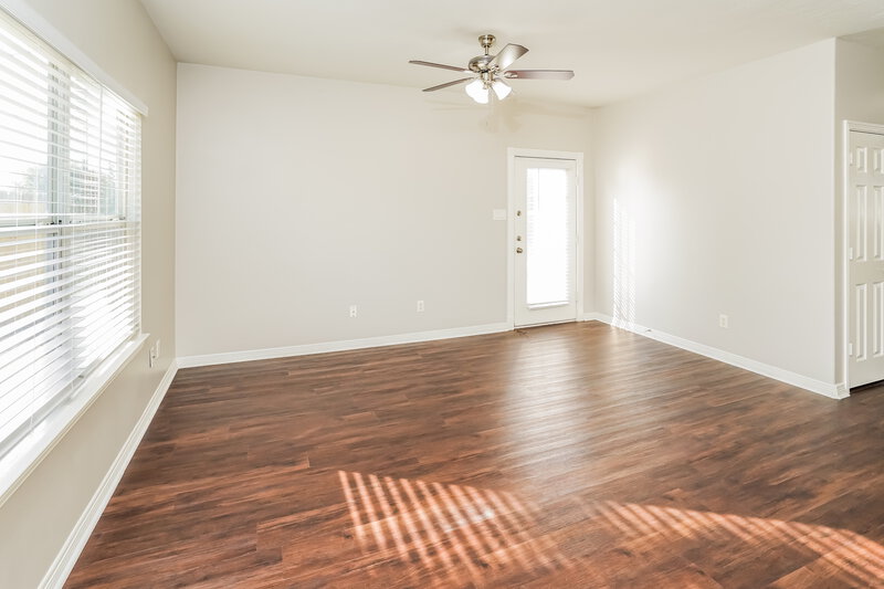 2,345/Mo, 21138 Molasses Meadow Ln Tomball, TX 77375 Living Room View 2