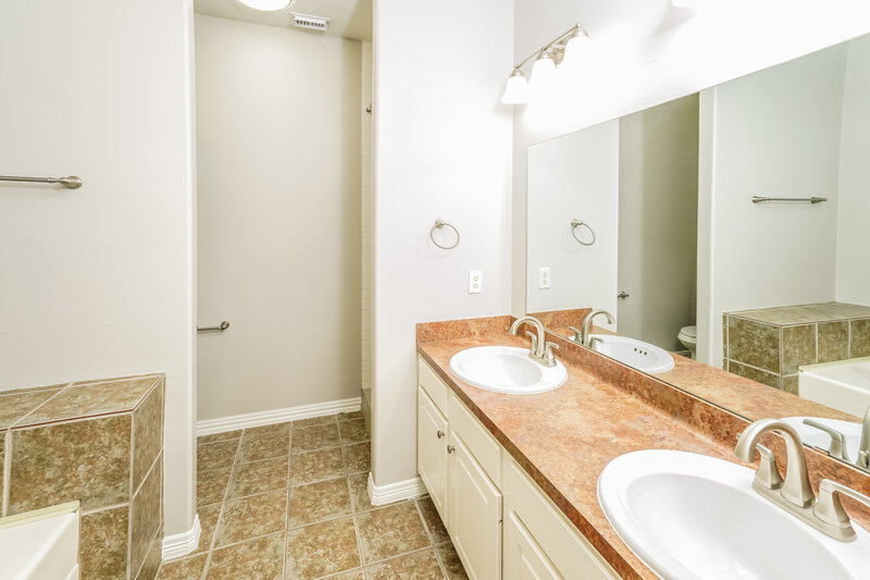 2,345/Mo, 21138 Molasses Meadow Ln Tomball, TX 77375 Main Bathroom View