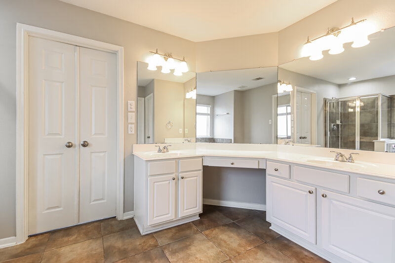 2,185/Mo, 17314 Cricket Mill Dr Humble, TX 77346 Main Bathroom View