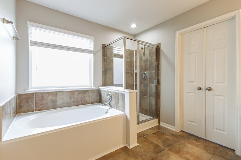 2,185/Mo, 17314 Cricket Mill Dr Humble, TX 77346 Main Bathroom View 2
