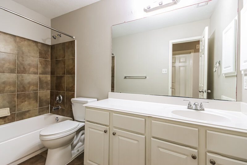 2,185/Mo, 17314 Cricket Mill Dr Humble, TX 77346 Bathroom View