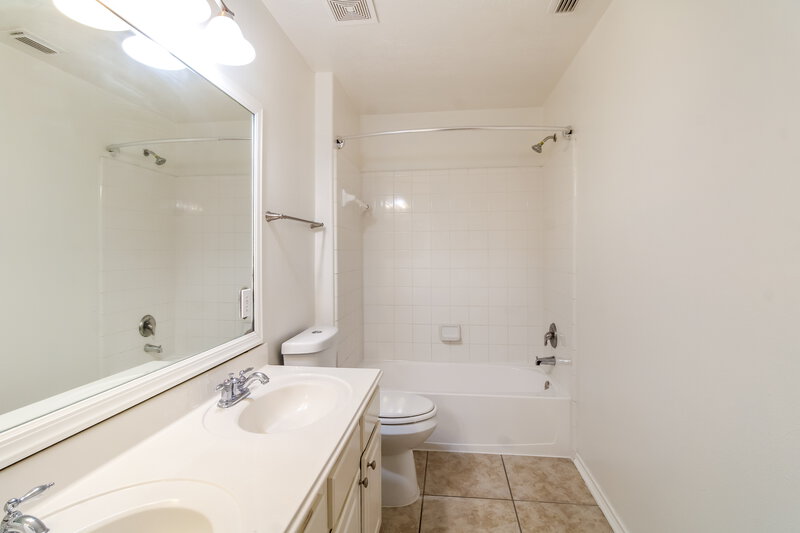 3,470/Mo, 12002 Clear Brook Oak St Houston, TX 77089 Bathroom View