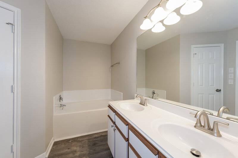 1,890/Mo, 21002 Foxwood Glen Ln Humble, TX 77338 Bathroom View