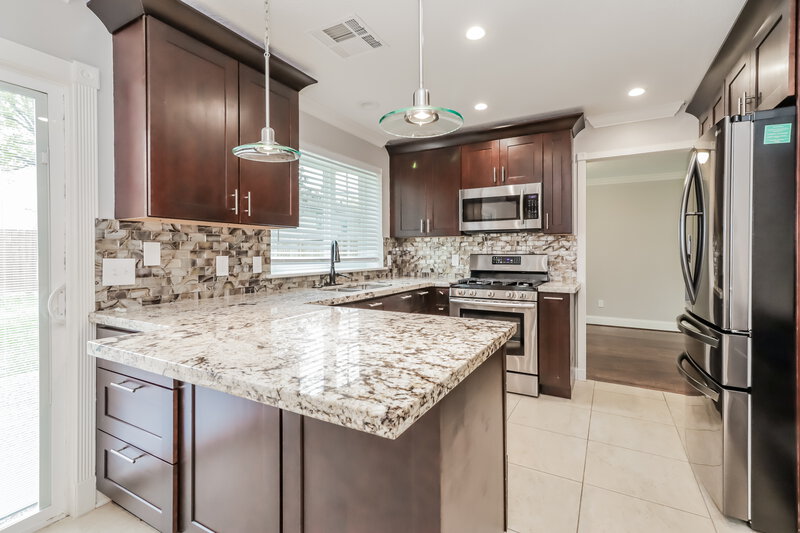 2,320/Mo, 2314 Parkview Dr Pearland, TX 77581 Kitchen View