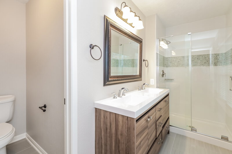 2,320/Mo, 2314 Parkview Dr Pearland, TX 77581 Main Bathroom View