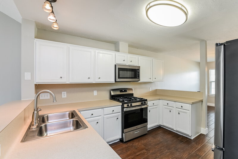 1,815/Mo, 11811 Lois Ln Pinehurst, TX 77362 Kitchen View 2