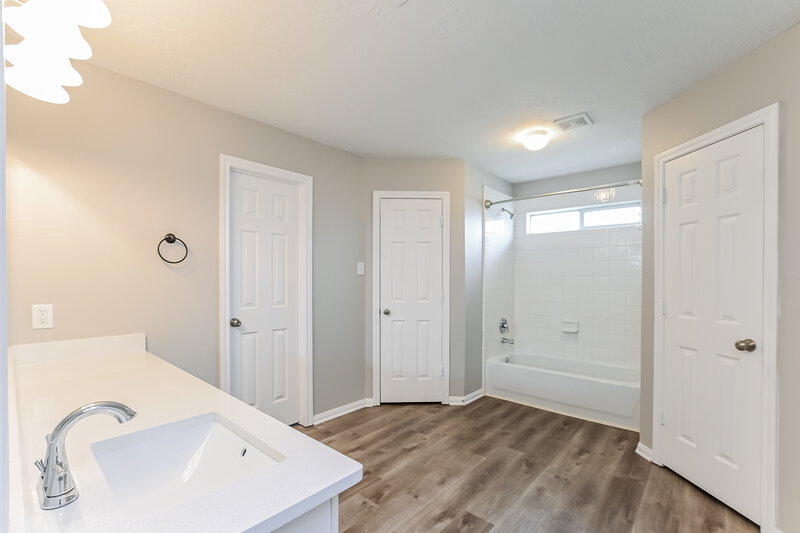 1,815/Mo, 11811 Lois Ln Pinehurst, TX 77362 Main Bathroom View 2