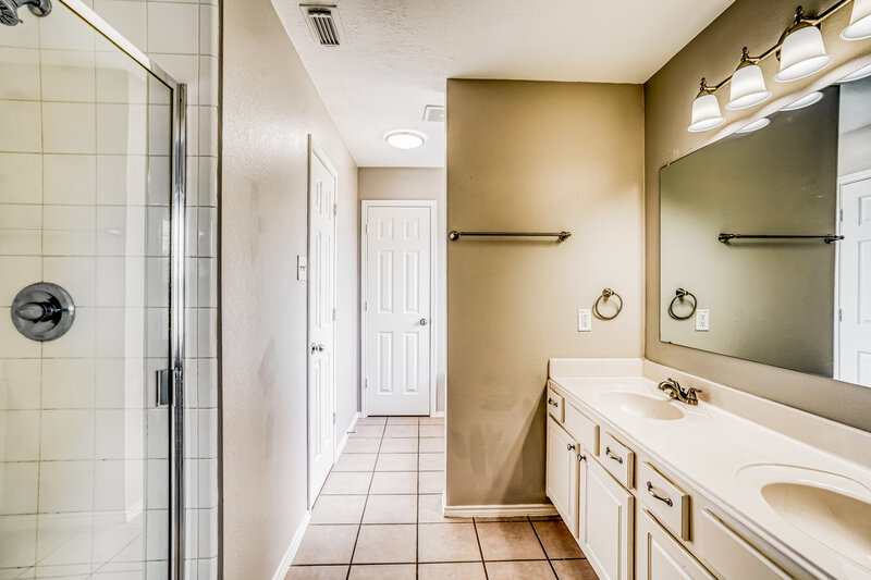 2,450/Mo, 7318 Cypress Prairie Dr Cypress, TX 77433 Main Bathroom View