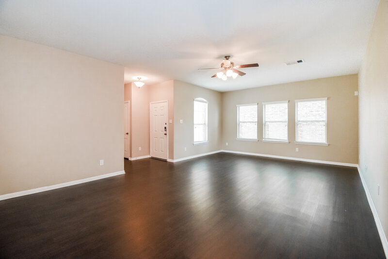 2,230/Mo, 5115 Misty Ln Bacliff, TX 77518 Living Room View