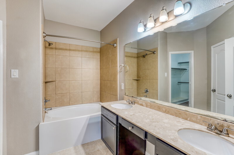 2,230/Mo, 5115 Misty Ln Bacliff, TX 77518 Main Bathroom View
