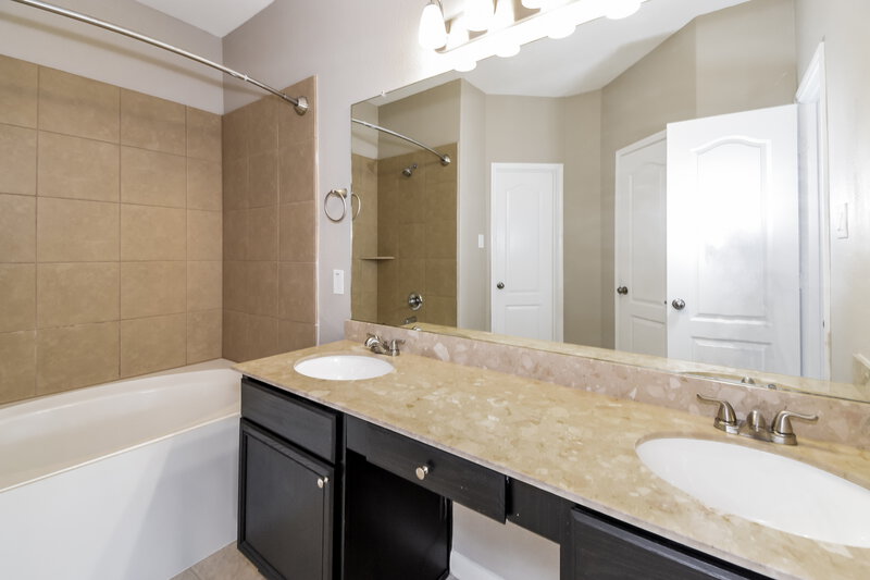 2,230/Mo, 5115 Misty Ln Bacliff, TX 77518 Main Bathroom View