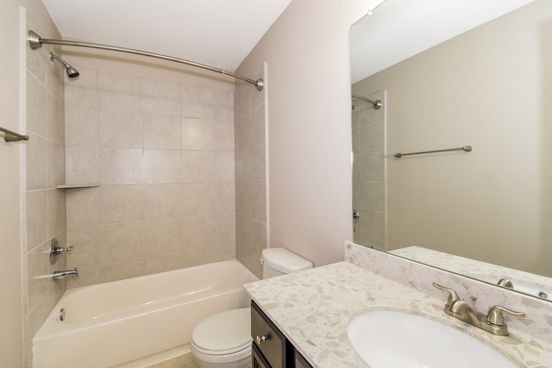 2,230/Mo, 5115 Misty Ln Bacliff, TX 77518 Bathroom View