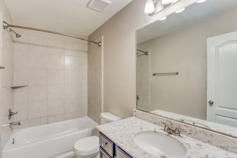 2,230/Mo, 5115 Misty Ln Bacliff, TX 77518 Bathroom View