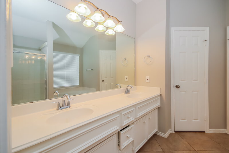 2,325/Mo, 14203 Spring Knoll Ln Rosharon, TX 77583 Main Bathroom View