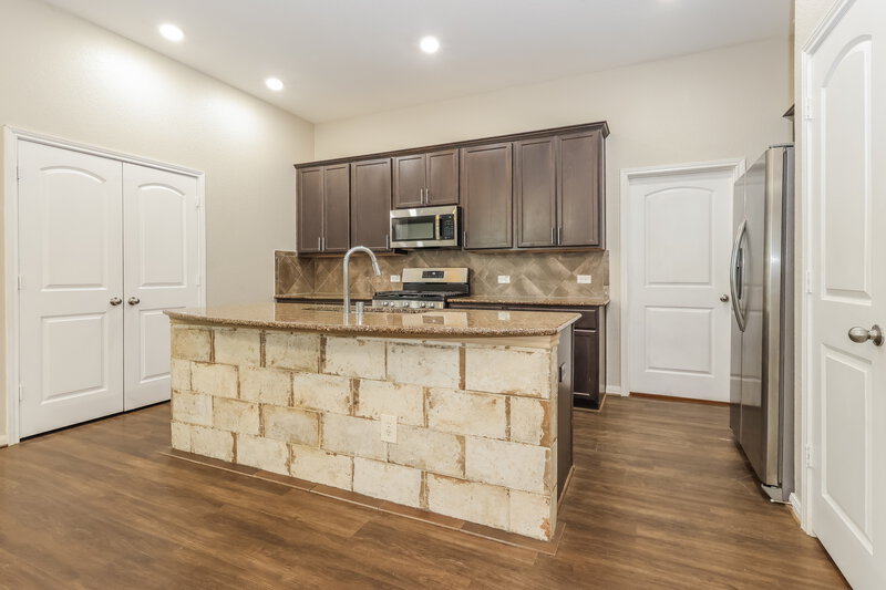 2,375/Mo, 320 Terra Vista Cir Montgomery, TX 77356 Kitchen View
