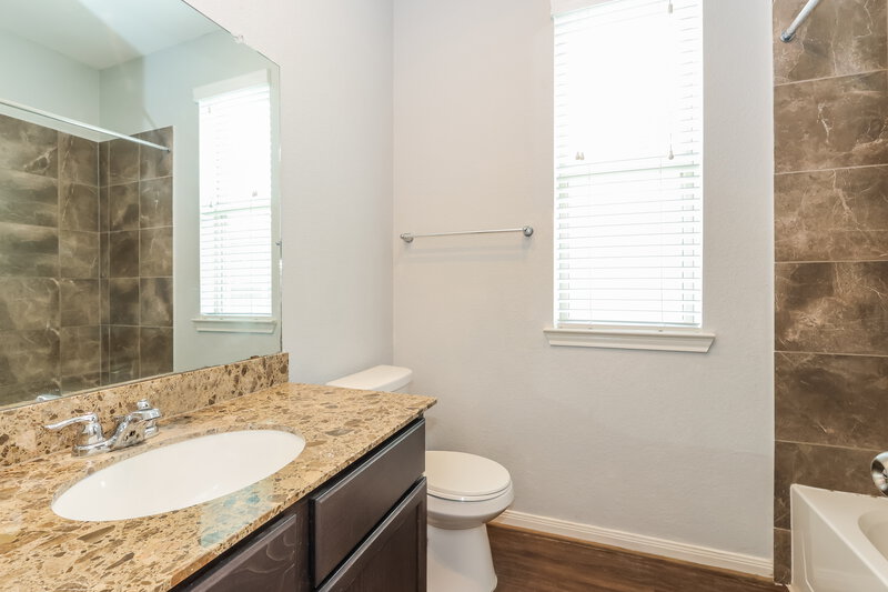 2,375/Mo, 320 Terra Vista Cir Montgomery, TX 77356 Bathroom View